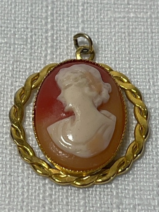 Cameo Jewelry - Vintage Gold-Tone Cameo Pendant Necklace Charm in Peach and Cream